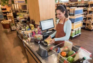 Mini mercado limpo e organizado, com atendente sorridente